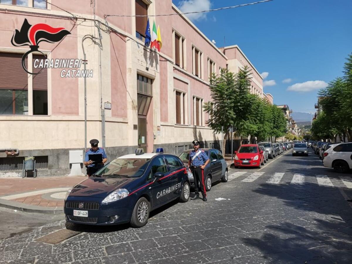 MISTERBIANCO. SORPRESI A RUBARE MATERIALE INFORMATICO IN UNA SCUOLA, DENUNCIATI UN 18ENNE E 3 MINORENNI - 