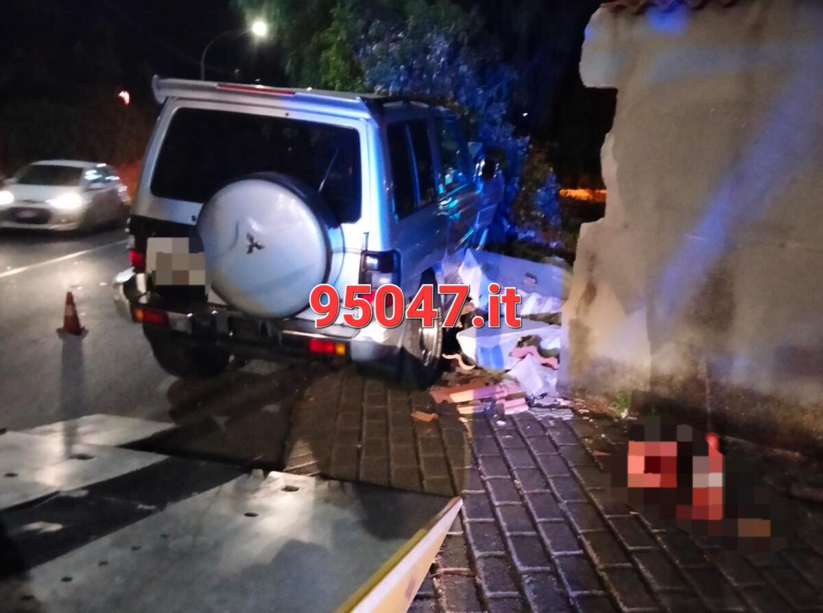 MASCALUCIA . CON L’AUTO FINISCE CONTRO IL MURO DI UNA CASA, RAGAZZO FERITO - 