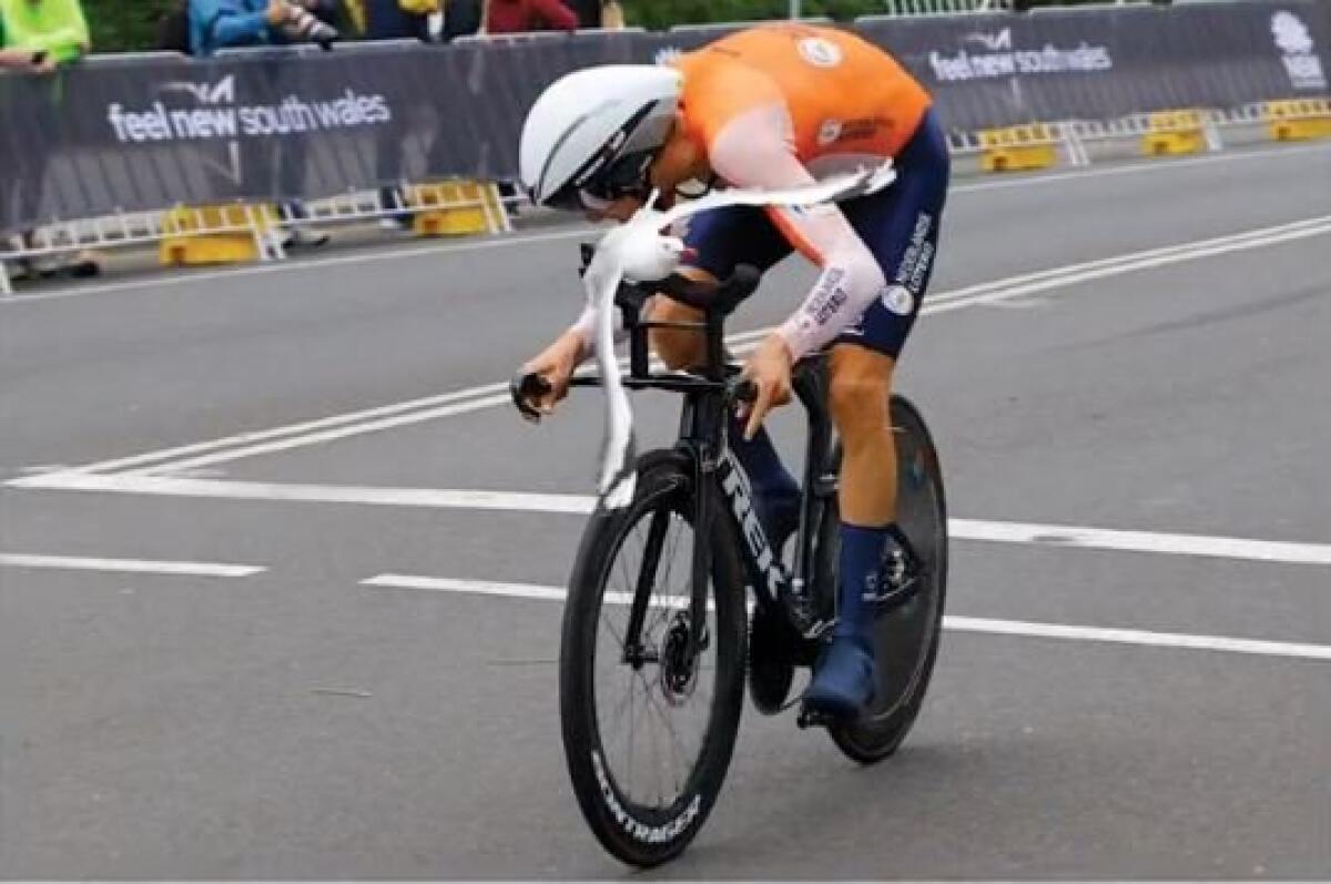 MONDIALI DI CICLISMO, BAUKE MOLLEMA ATTACCATO DA UN GABBIANO: SULLA TUTA HA DISEGNATO UN PESCE - 