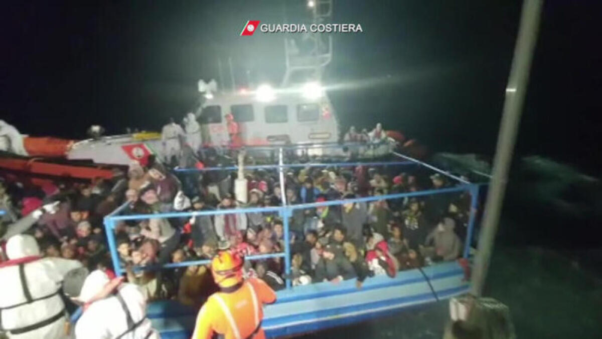 SBARCO  AL PORTO DI CATANIA: FERMATI TRE SCAFISTI EGIZIANI. CINQUEMILA EURO PER LA TRAVERSATA - 