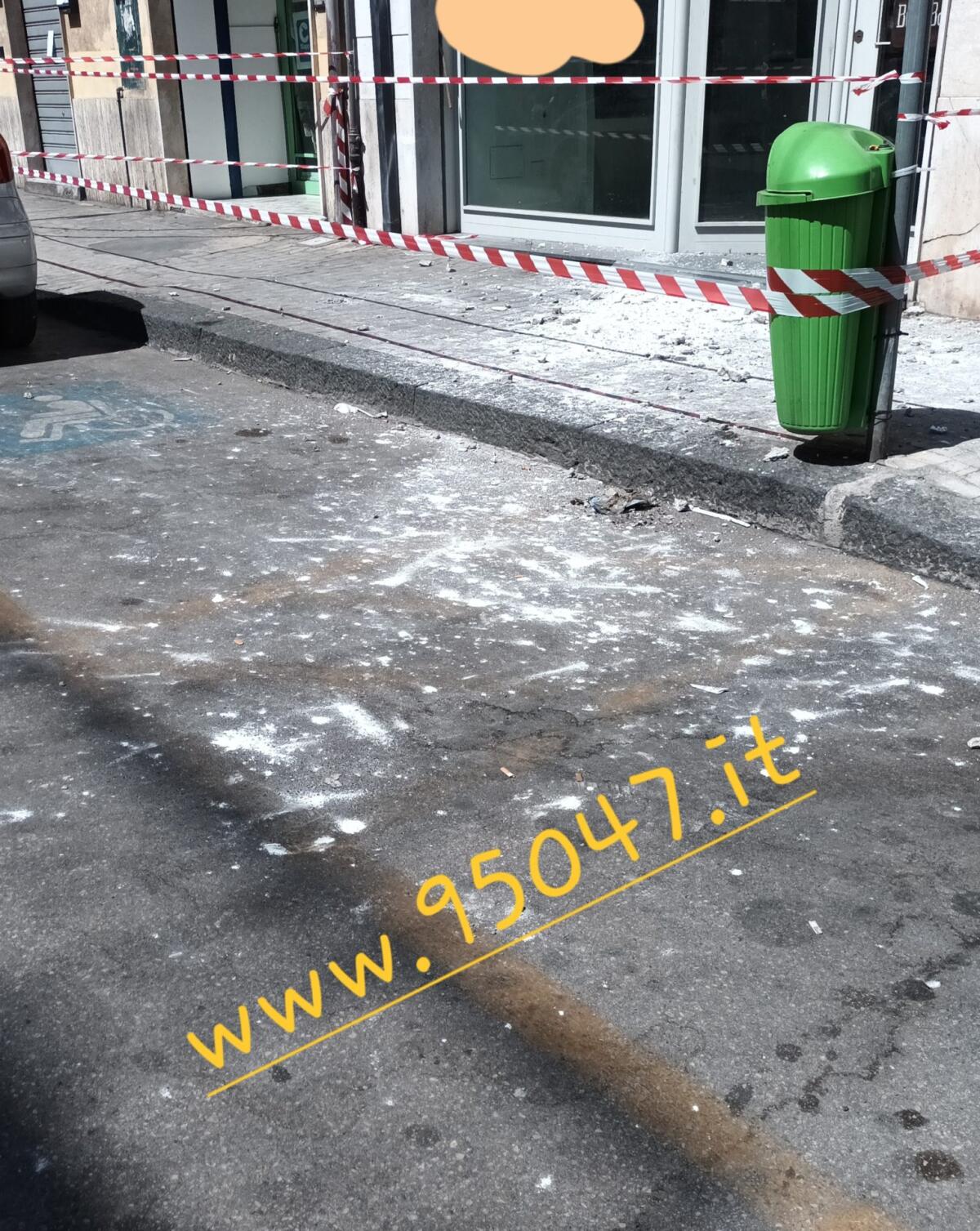 CADUTA CALCINACCI DA UN BALCONE IN VIA EMANUELE BELLIA - 