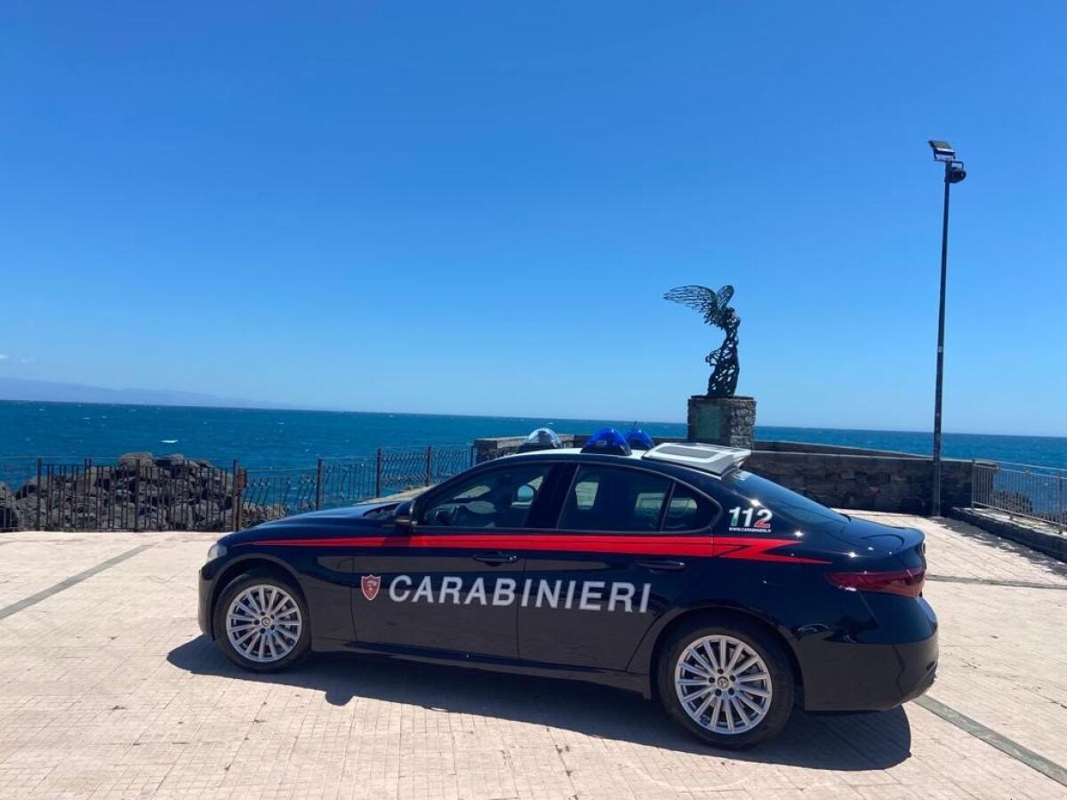 RUBANO BORSE E ZAINI IN SPIAGGIA A GIARDINI NAXOS. DENUNCIATI DUE MINORI DELLA PROVINCIA DI CATANIA - 