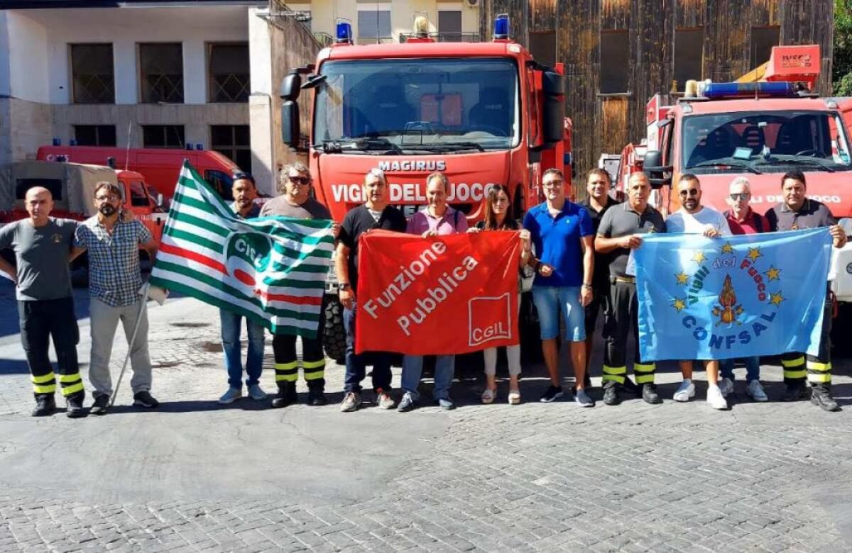 I VIGILI DEL FUOCO DI CATANIA ALLO STREMO: «TURNI ANCHE DI 36 ORE» - 