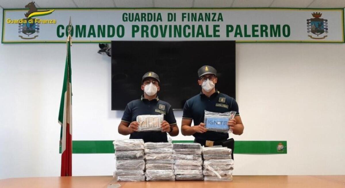 SORPRESO SULLA CATANIA-PALERMO CON 33 CHILI DI COCAINA IN AUTO DEL VALORE DI OLTRE 2.500.000 EURO - 