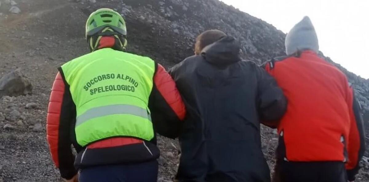 ETNA, RUNNER SI DISPERDE AL RIENTRO DA PIZZI DENERI: RECUPERATO DAL SOCCORSO ALPINO E SPELEOLOGICO - 