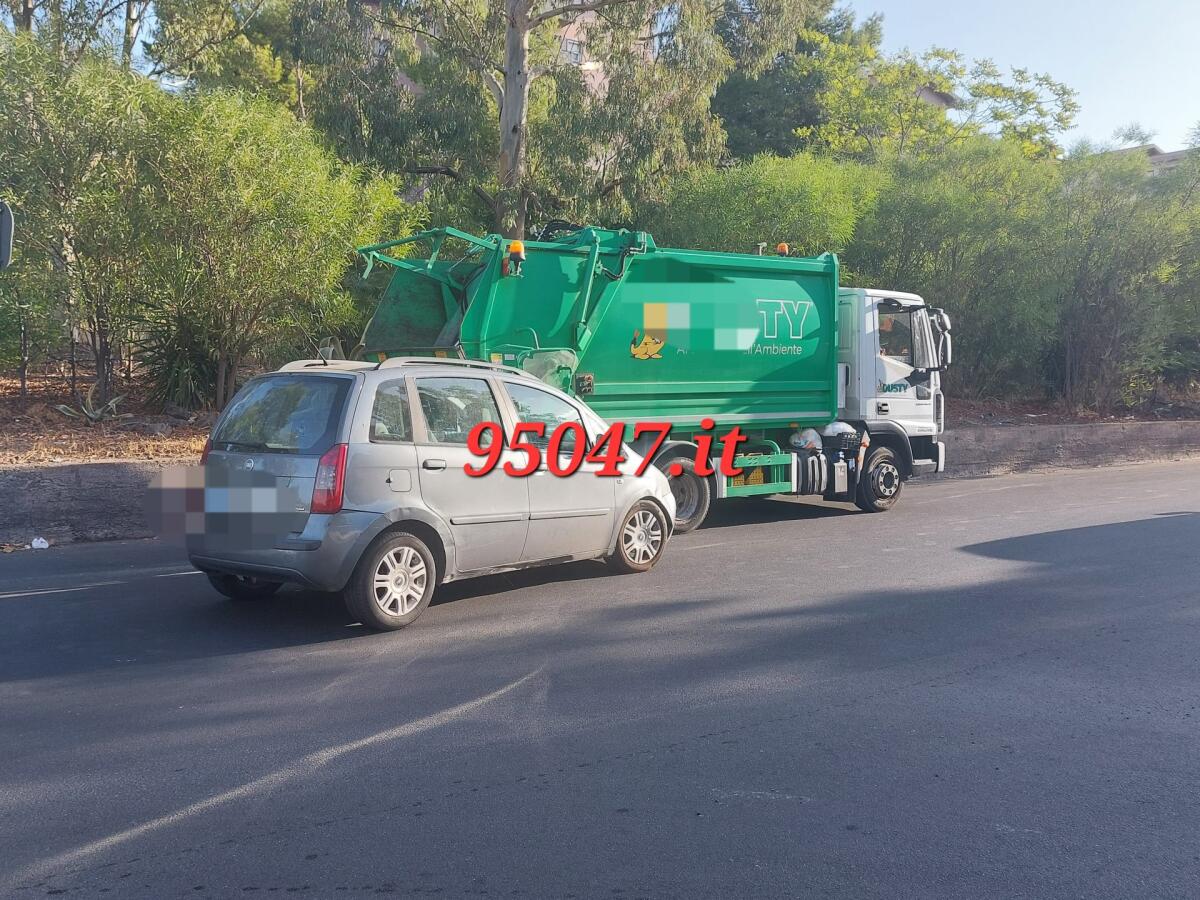 PATERNÒ. INCIDENTE TRA UN'AUTO E UN CAMION DEI RIFIUTI IN VIALE DEI PLATANI - 
