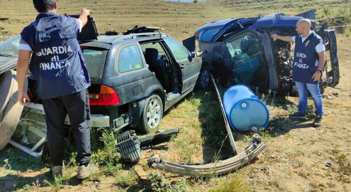 PALAGONIA. AUTO DA DEMOLIRE E RIFIUTI SPECIALI IN TERRENO - 