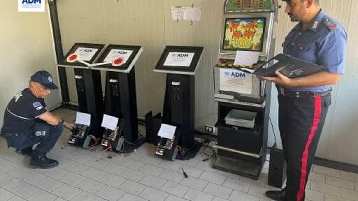 BIANCAVILLA. SCOPERTA SALA GIOCHI ABUSIVA, OLTRE 200.000 EURO DI SANZIONI - 