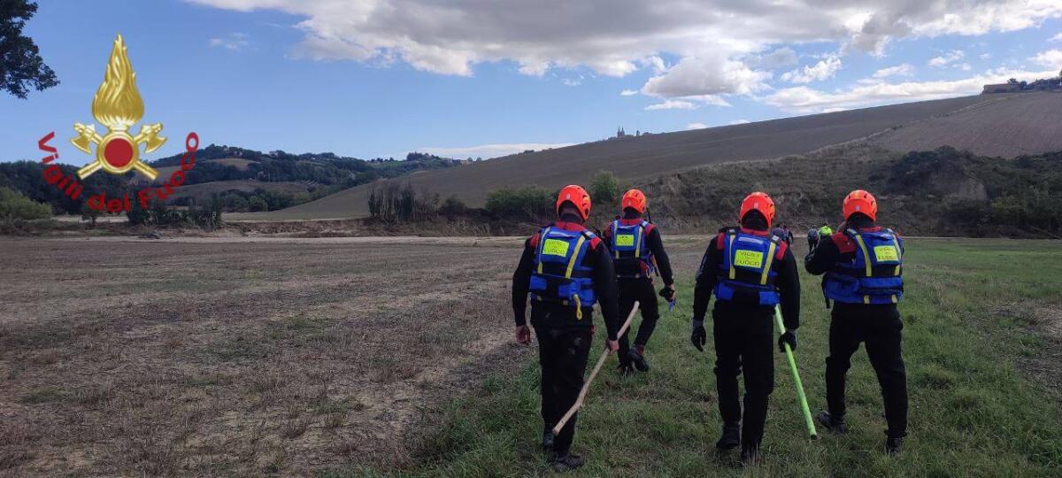 TROVATE LE SCARPE DI MATTIA IL  BIMBO DISPERSO NELL'ALLUVIONE DELLE MARCHE: IL PADRE E GLI ZII ASSISTONO ALLE RICERCHE - 