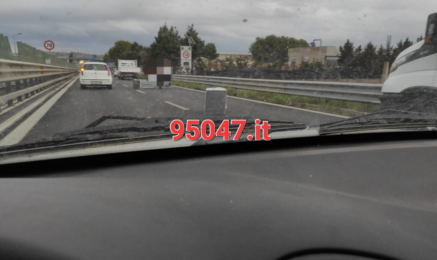 CAMION PERDE CARICO SULLA SS121, TRAFFICO BLOCCATO E LUNGHE CODE IN DIREZIONE CATANIA