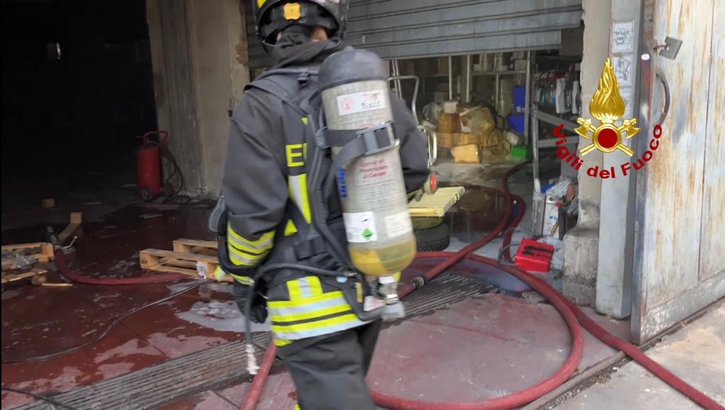 CATANIA, IN FIAMME UN  DEPOSITO DI DETERSIVI