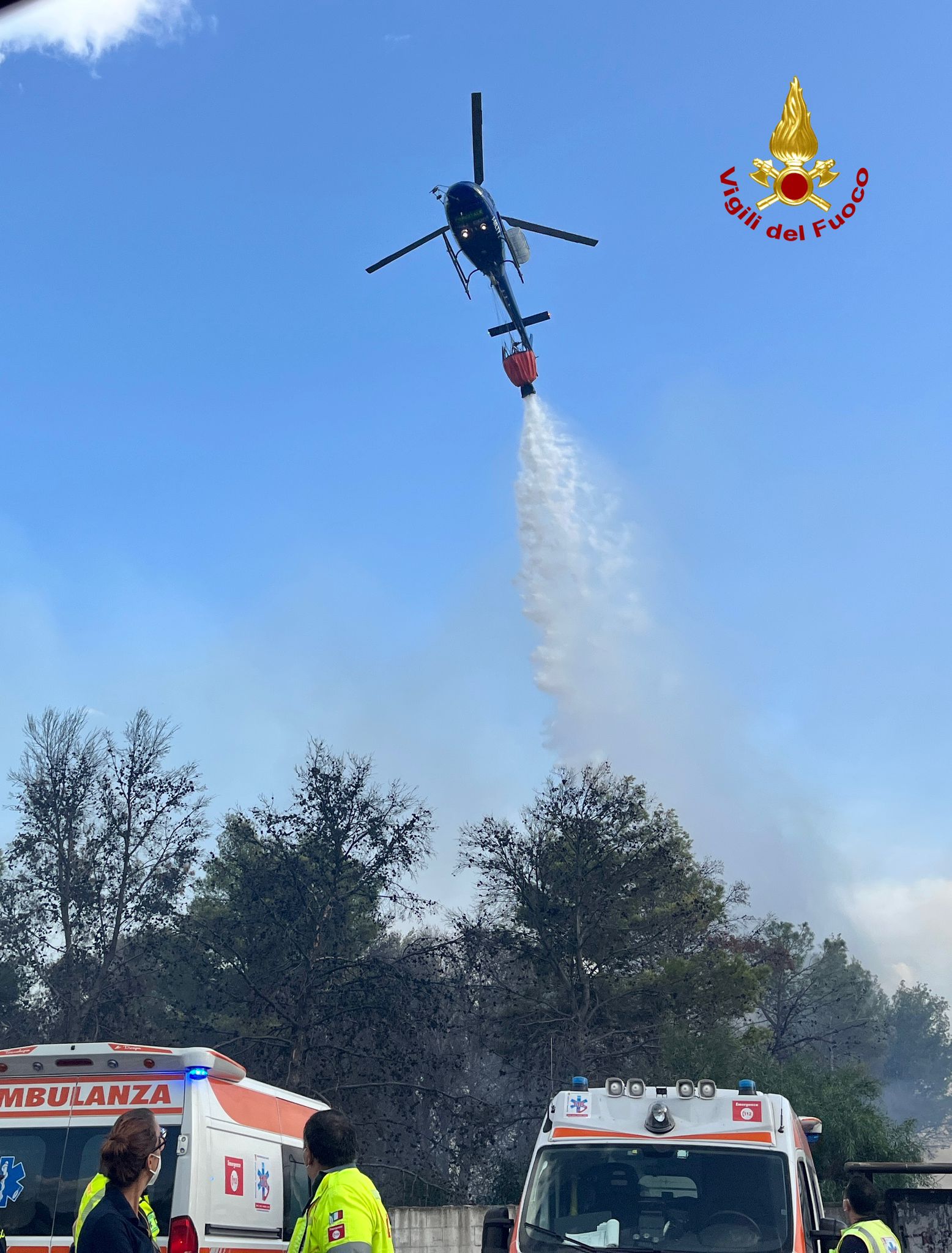 VASTO INCENDIO ALL'OASI DEL SIMETO. IN VIA PRECAUZIONALE ALLERTATO GOMMONE PER EVENTUALE  EVACUAZIONE. RITARDI E DISAGI ALL'AEREPORTO