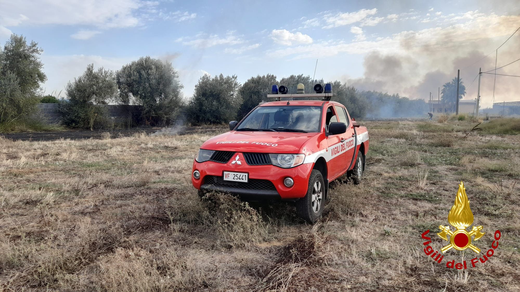 VASTO INCENDIO ALL'OASI DEL SIMETO. IN VIA PRECAUZIONALE ALLERTATO GOMMONE PER EVENTUALE  EVACUAZIONE. RITARDI E DISAGI ALL'AEREPORTO