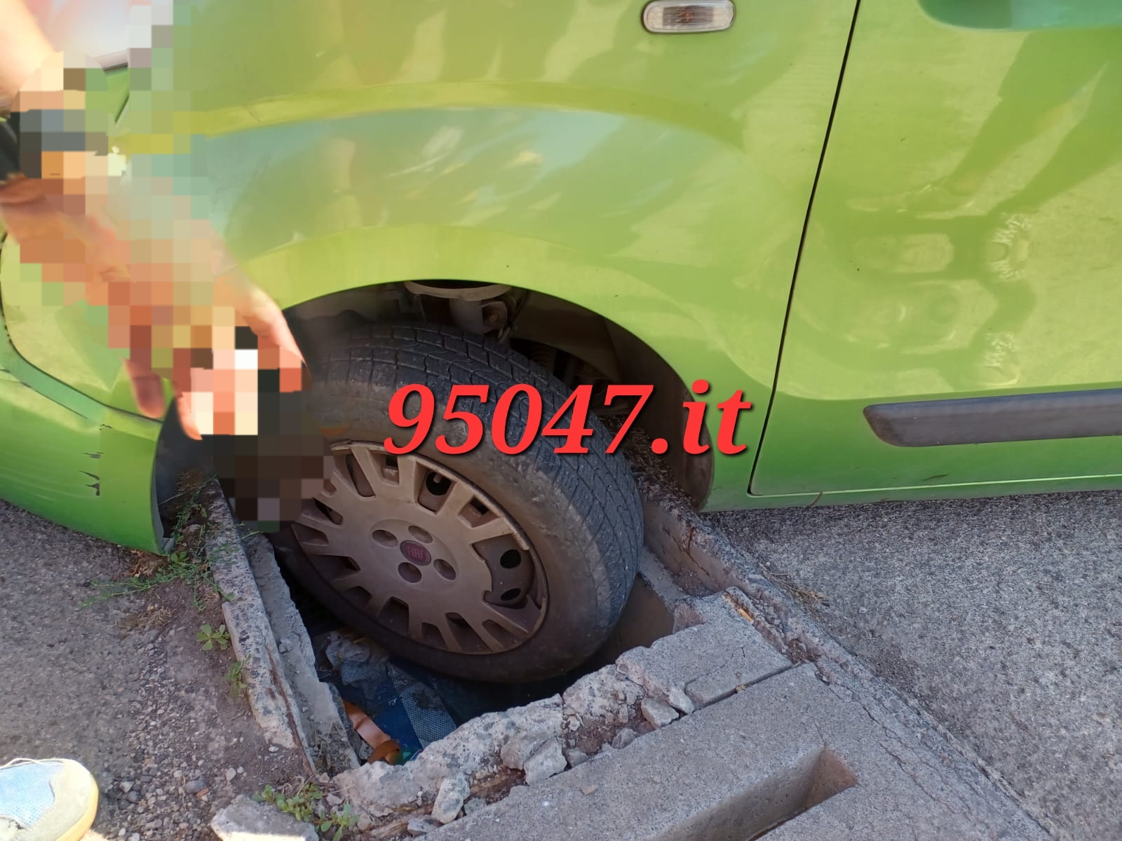 PATERNO’: AUTO INCASTRATA IN UN TOMBINO PER LA GRATA ROTTA