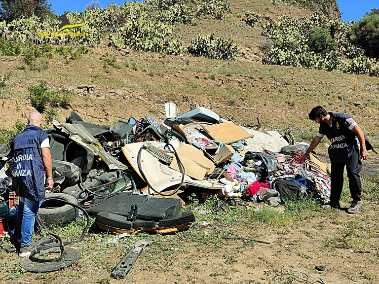 PALAGONIA. AUTO DA DEMOLIRE E RIFIUTI SPECIALI IN TERRENO