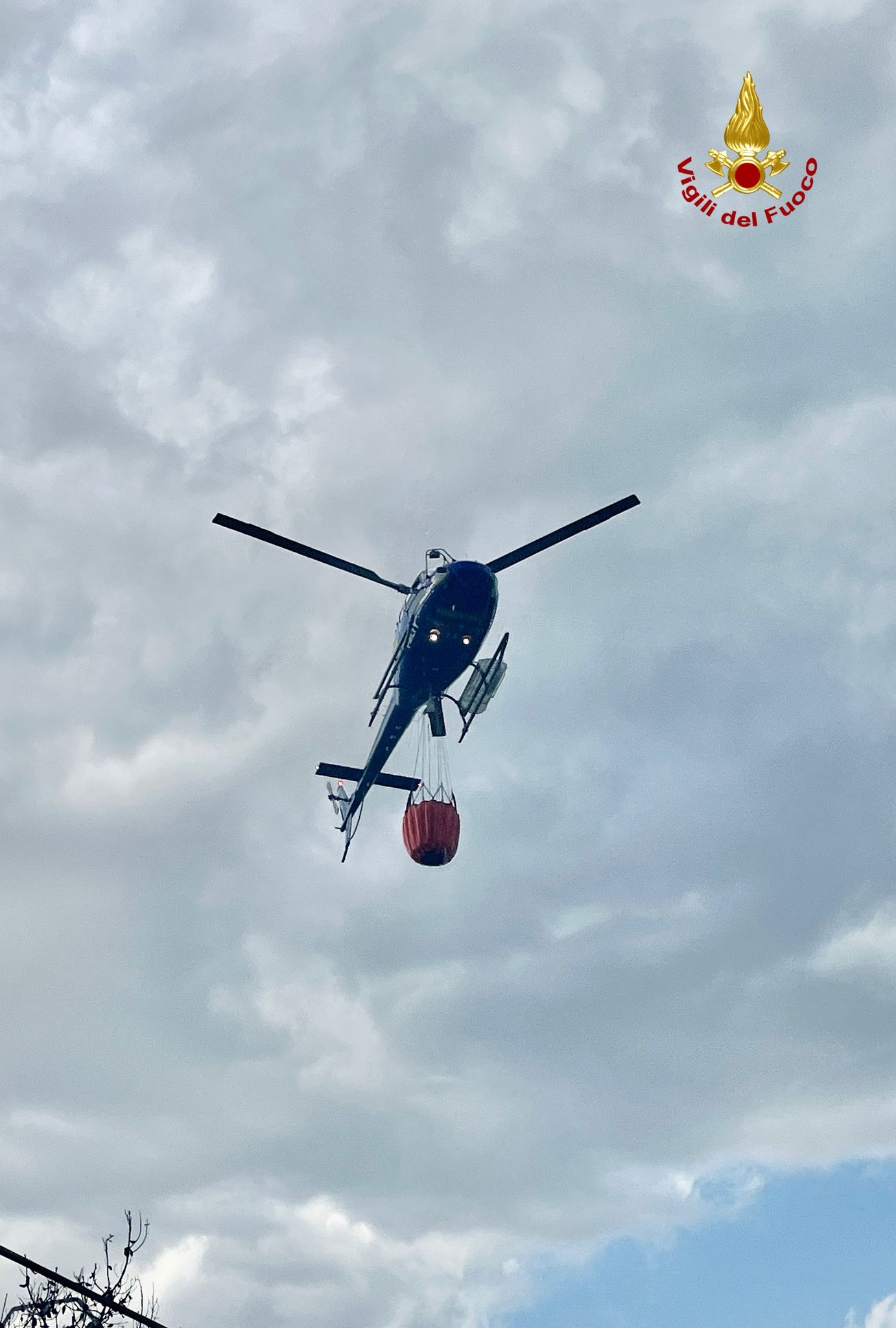 VASTO INCENDIO ALL'OASI DEL SIMETO. IN VIA PRECAUZIONALE ALLERTATO GOMMONE PER EVENTUALE  EVACUAZIONE. RITARDI E DISAGI ALL'AEREPORTO