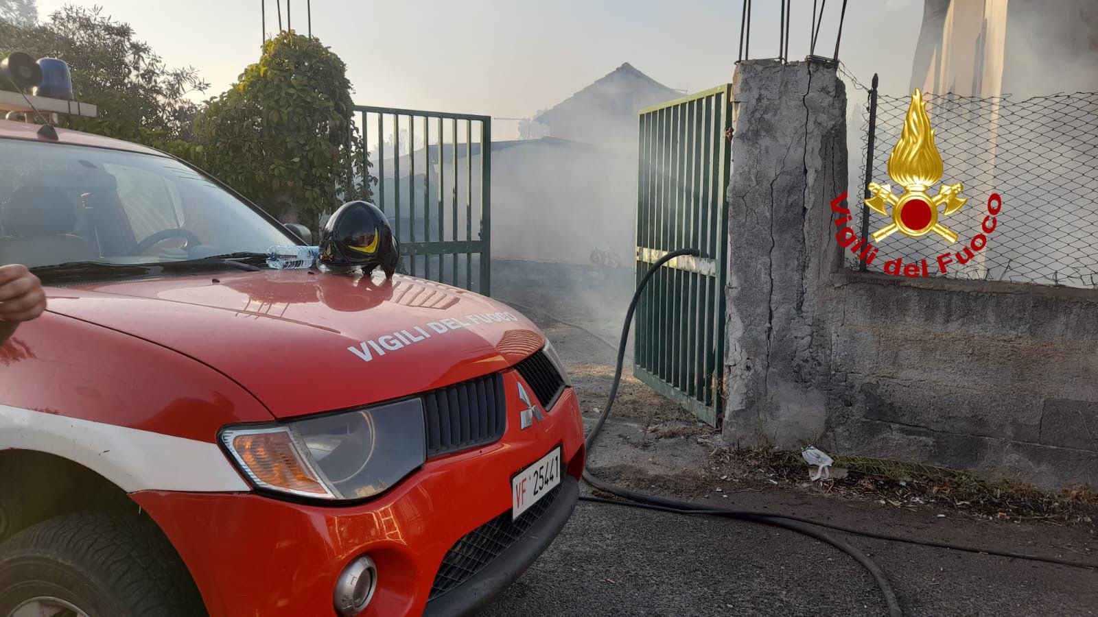 VASTO INCENDIO ALL'OASI DEL SIMETO. IN VIA PRECAUZIONALE ALLERTATO GOMMONE PER EVENTUALE  EVACUAZIONE. RITARDI E DISAGI ALL'AEREPORTO