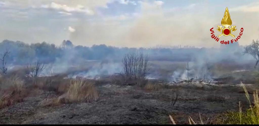 VASTO INCENDIO ALL'OASI DEL SIMETO. IN VIA PRECAUZIONALE ALLERTATO GOMMONE PER EVENTUALE  EVACUAZIONE. RITARDI E DISAGI ALL'AEREPORTO