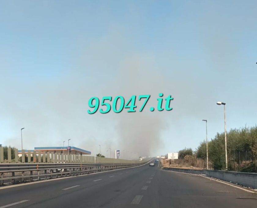 INCENDIO STERPAGLIE AI BORDI DELLA SS121 IN DIREZIONE CATANIA, RALLENTAMENTI