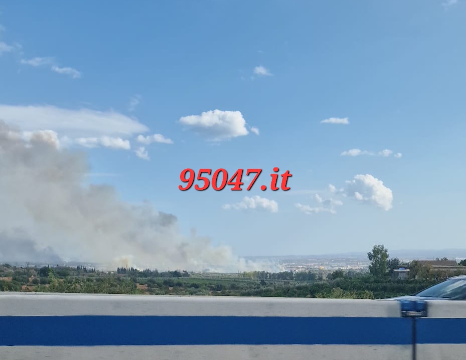 VASTO INCENDIO ALL'OASI DEL SIMETO. IN VIA PRECAUZIONALE ALLERTATO GOMMONE PER EVENTUALE  EVACUAZIONE. RITARDI E DISAGI ALL'AEREPORTO