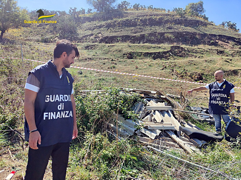 PALAGONIA. AUTO DA DEMOLIRE E RIFIUTI SPECIALI IN TERRENO