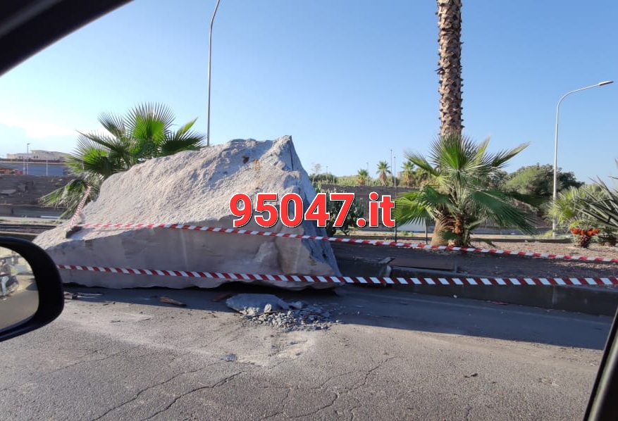 TRAGEDIA SFIORATA QUESTA MATTINA A PATERNO', GROSSO MASSO DI PIETRA LAVICA CADE UN TIR