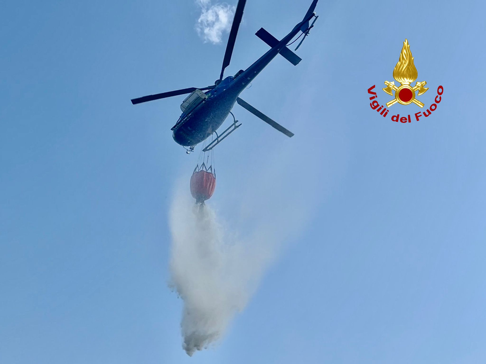 VASTO INCENDIO ALL'OASI DEL SIMETO. IN VIA PRECAUZIONALE ALLERTATO GOMMONE PER EVENTUALE  EVACUAZIONE. RITARDI E DISAGI ALL'AEREPORTO