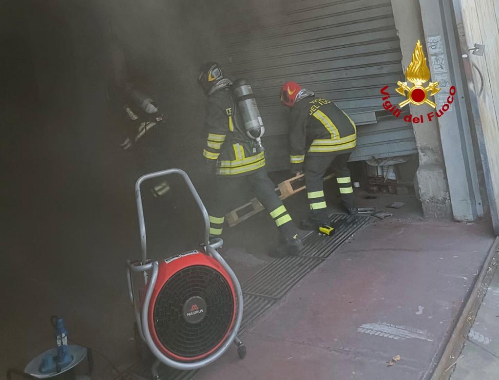 CATANIA, IN FIAMME UN  DEPOSITO DI DETERSIVI