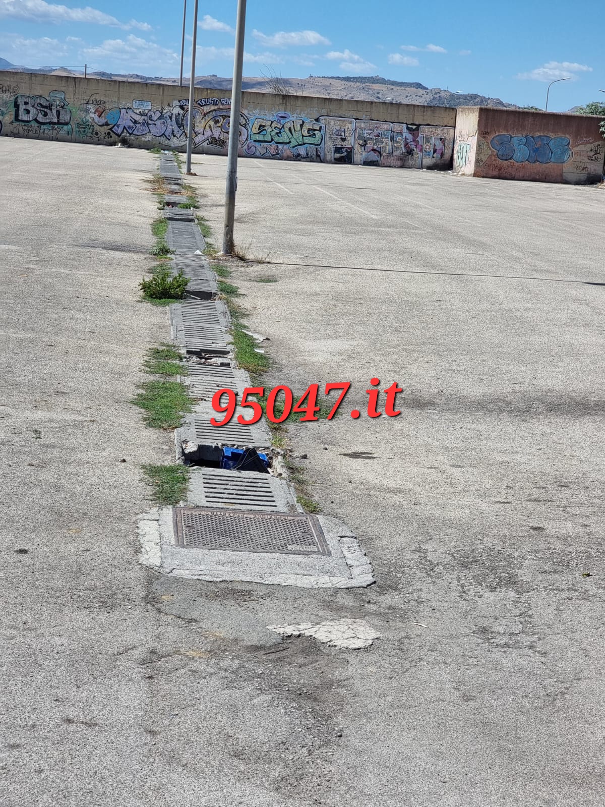 PATERNO’: AUTO INCASTRATA IN UN TOMBINO PER LA GRATA ROTTA