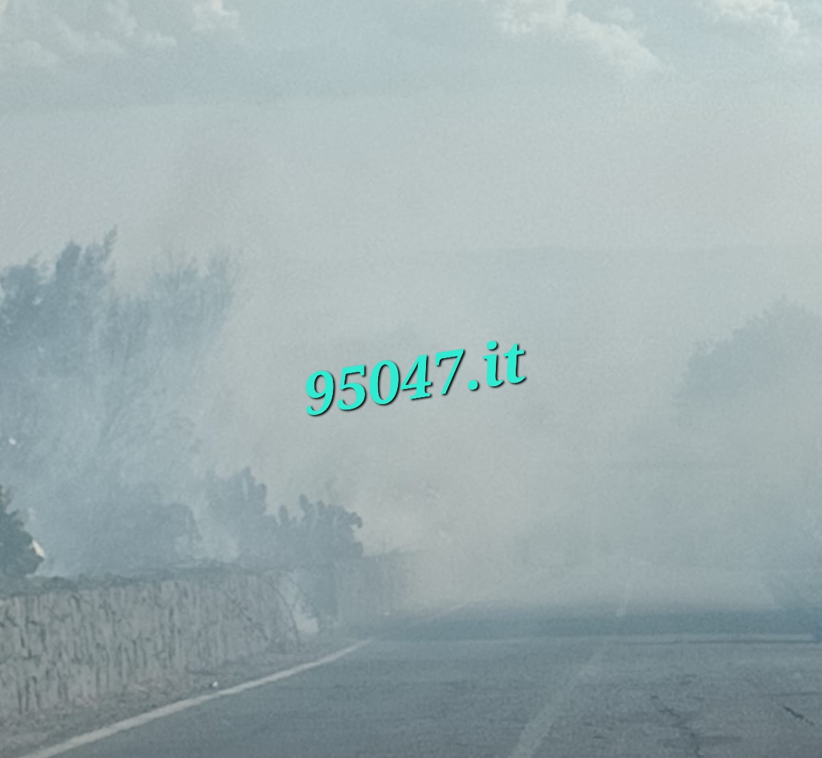 Fiamme al limite della carreggiata e fumo in strada: incendio in via Mongibello