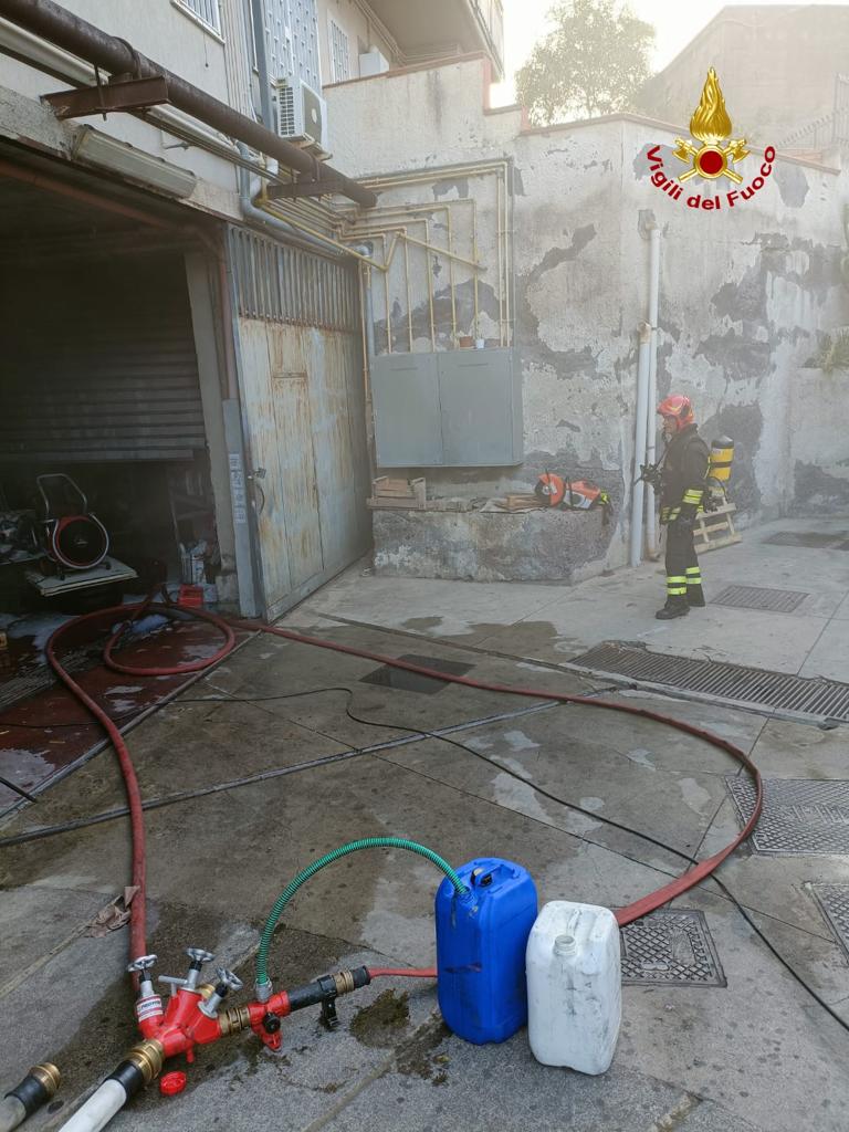 CATANIA, IN FIAMME UN  DEPOSITO DI DETERSIVI