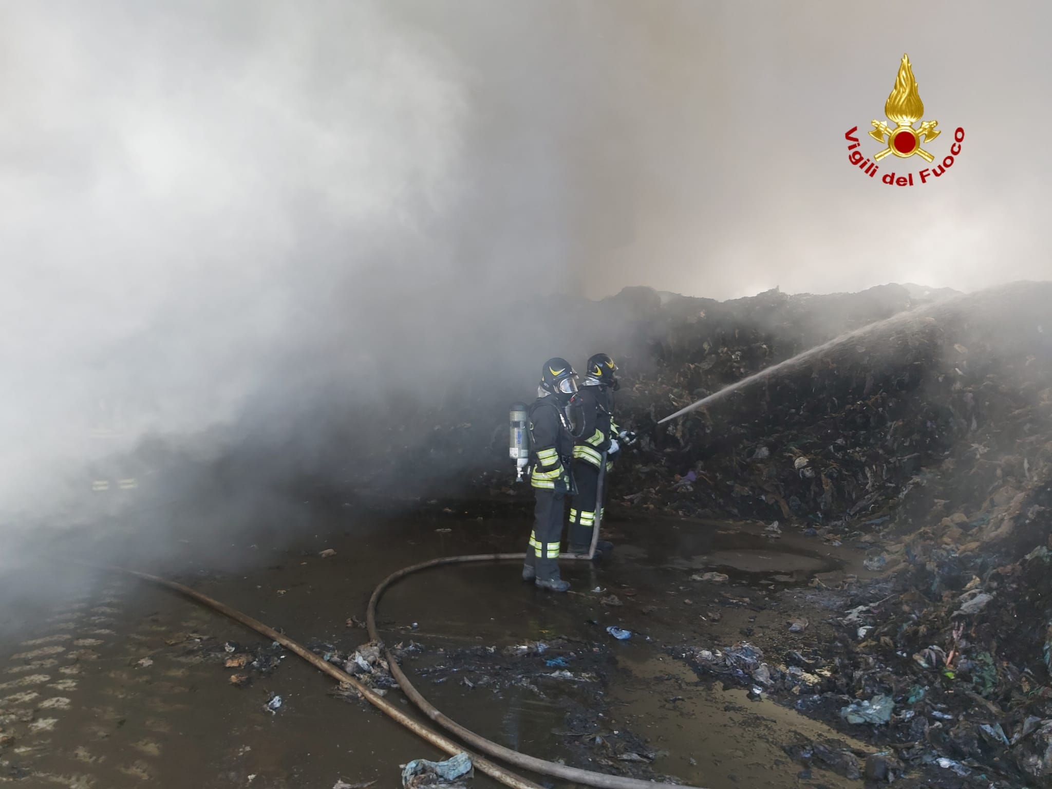 INCENDIO IN UN'AREA DESTINATA AL TRATTAMENTO DI RIFIUTI SOLIDI URBANI NEI PRESSI DI SIGONELLA