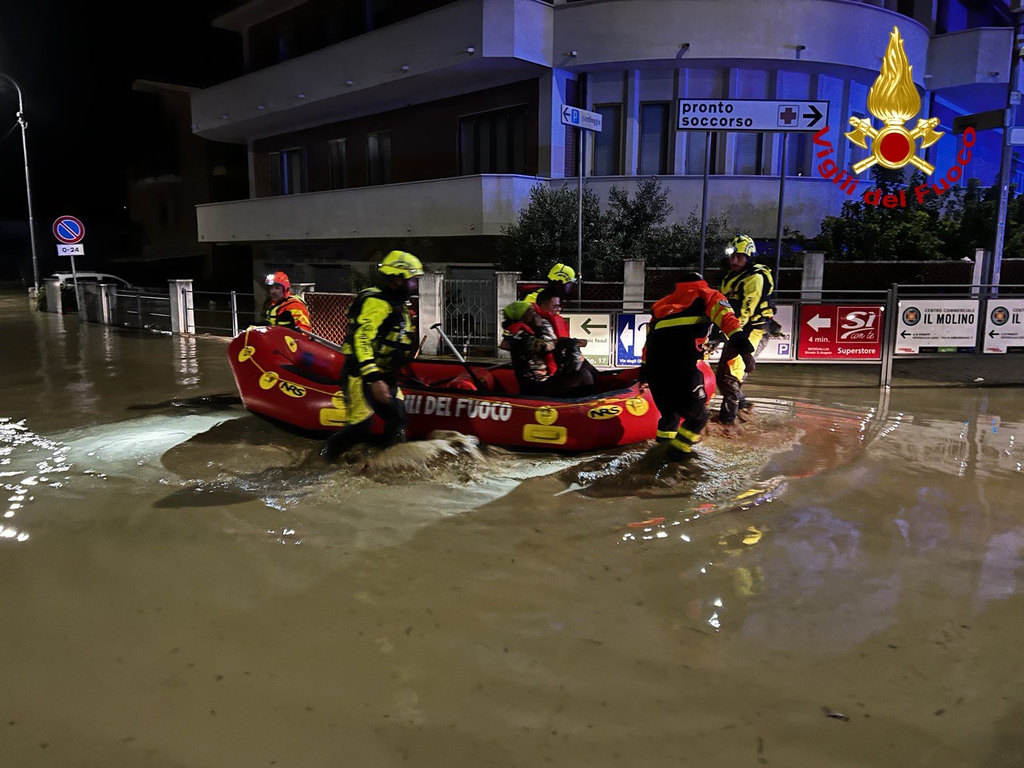 ALLUVIONE NELLE MARCHE È STRAGE: ALMENO 9 MORTI, 50 FERITI E QUATTRO DISPERSI, CI SONO ANCHE DUE BAMBINI