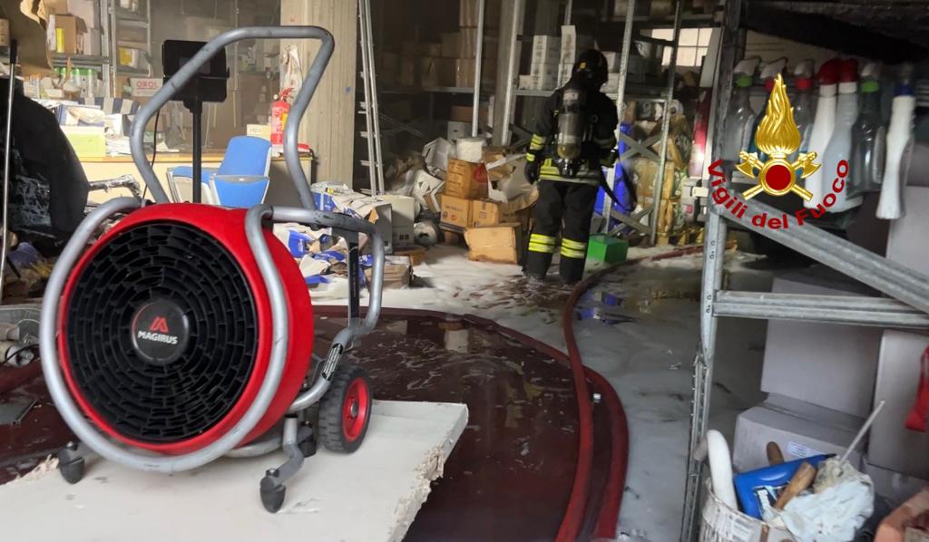 CATANIA, IN FIAMME UN  DEPOSITO DI DETERSIVI