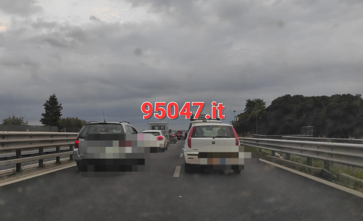 CAMION PERDE CARICO SULLA SS121, TRAFFICO BLOCCATO E LUNGHE CODE IN DIREZIONE CATANIA