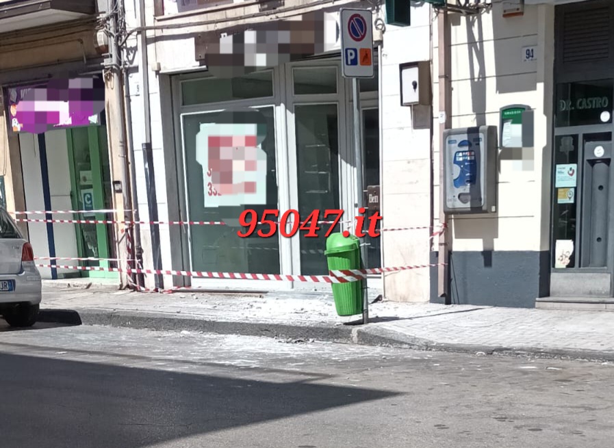 PATERNO': CADUTA CALCINACCI DA UN BALCONE IN VIA EMANUELE BELLIA
