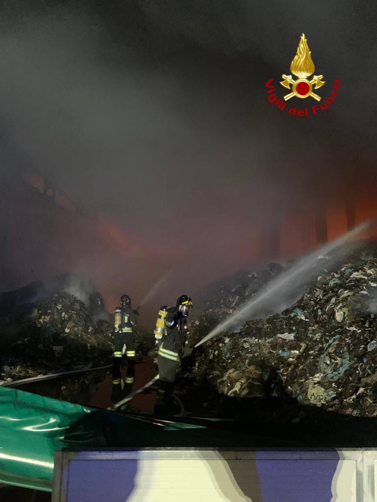 INCENDIO IN UN'AREA DESTINATA AL TRATTAMENTO DI RIFIUTI SOLIDI URBANI NEI PRESSI DI SIGONELLA
