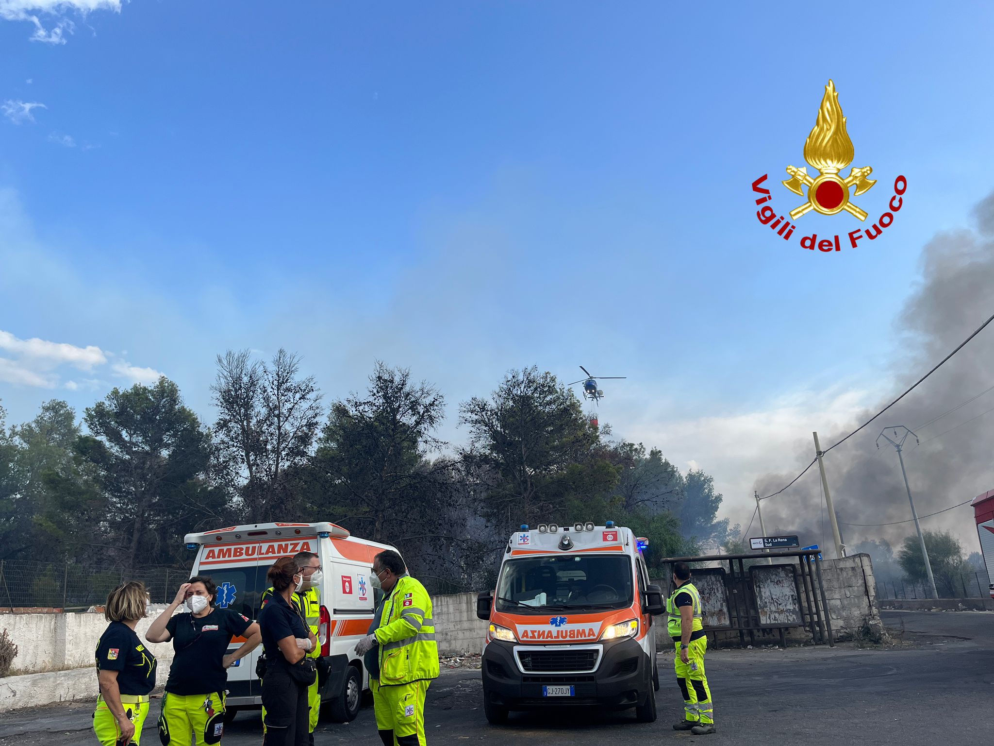VASTO INCENDIO ALL'OASI DEL SIMETO. IN VIA PRECAUZIONALE ALLERTATO GOMMONE PER EVENTUALE  EVACUAZIONE. RITARDI E DISAGI ALL'AEREPORTO