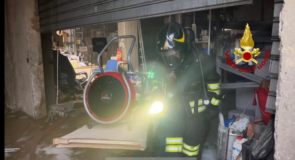 CATANIA, IN FIAMME UN  DEPOSITO DI DETERSIVI