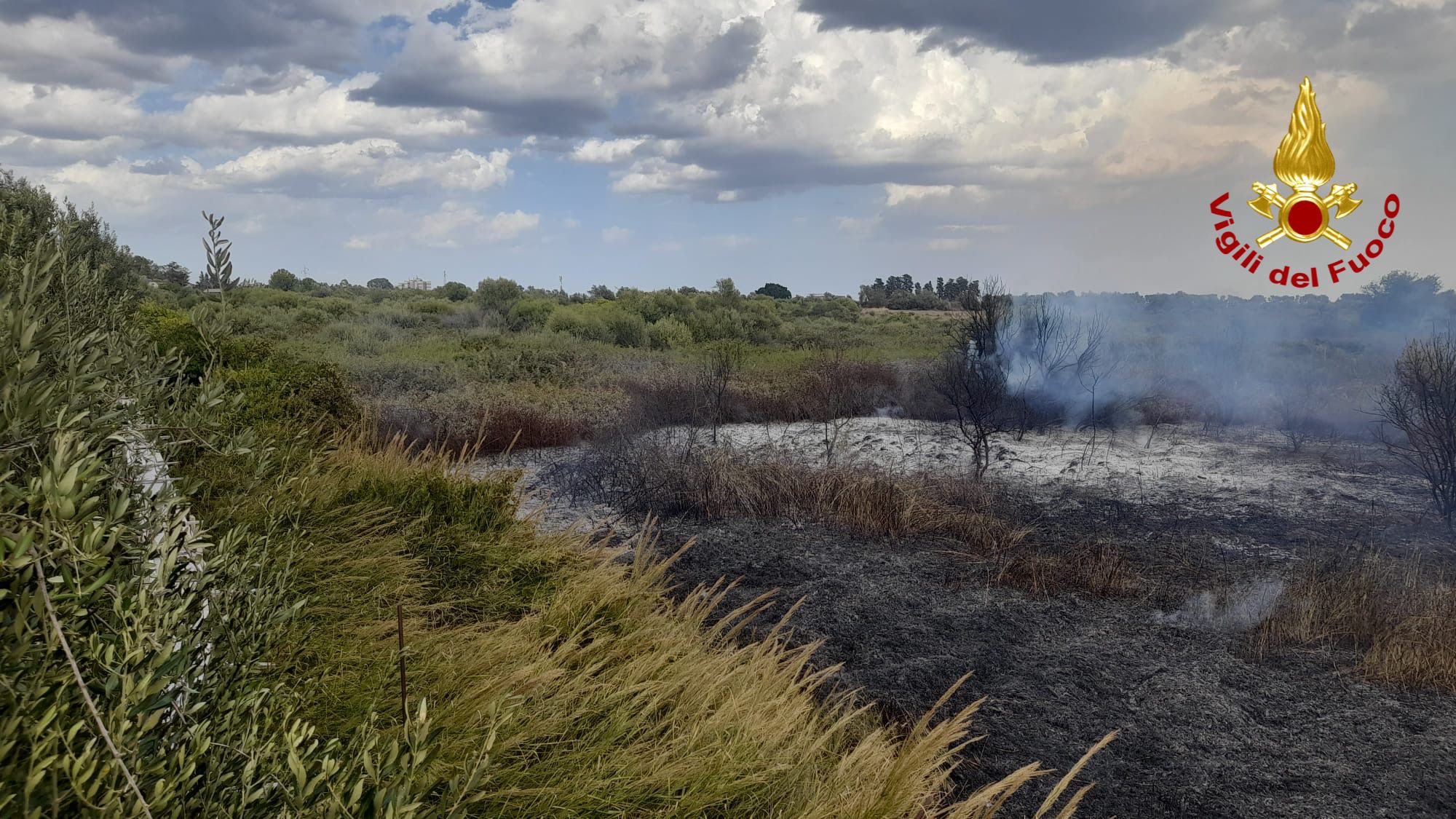 VASTO INCENDIO ALL'OASI DEL SIMETO. IN VIA PRECAUZIONALE ALLERTATO GOMMONE PER EVENTUALE  EVACUAZIONE. RITARDI E DISAGI ALL'AEREPORTO