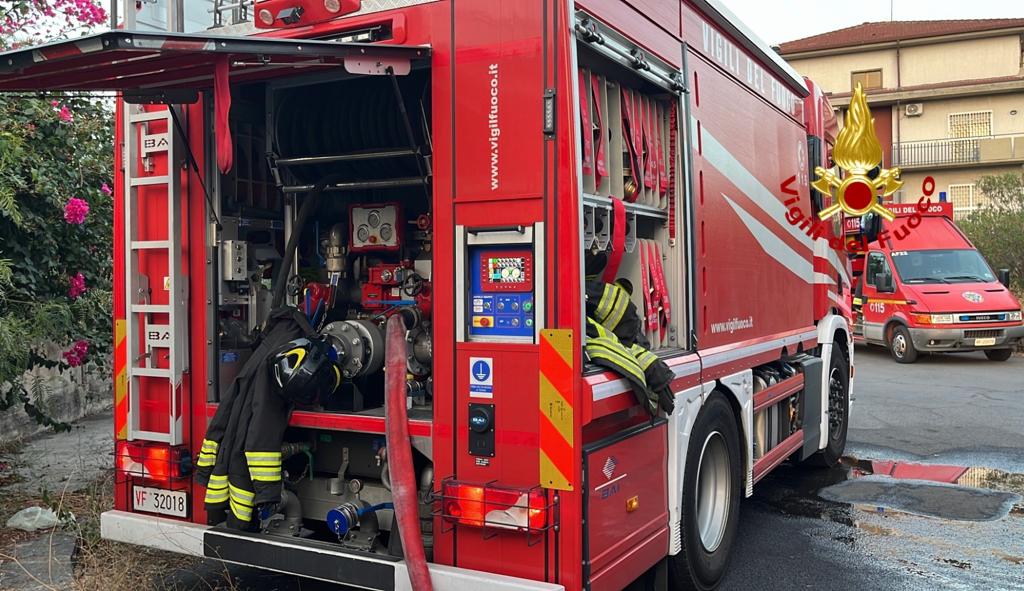 CATANIA, IN FIAMME UN  DEPOSITO DI DETERSIVI
