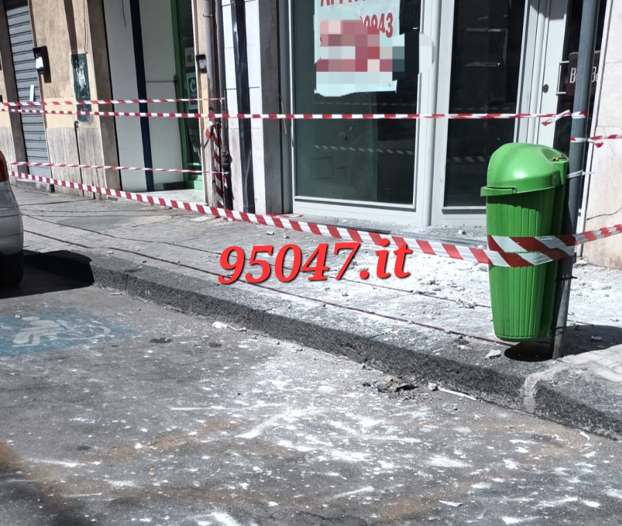 PATERNO': CADUTA CALCINACCI DA UN BALCONE IN VIA EMANUELE BELLIA