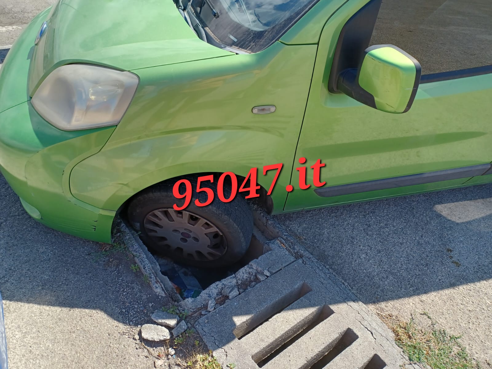 PATERNO’: AUTO INCASTRATA IN UN TOMBINO PER LA GRATA ROTTA