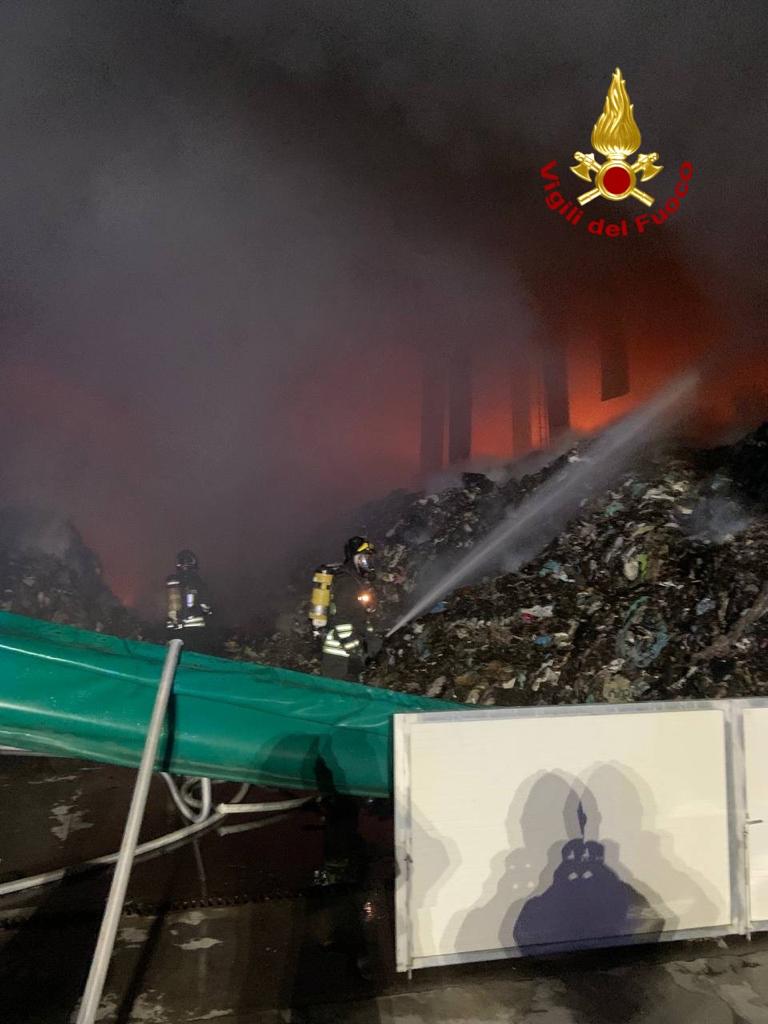 INCENDIO IN UN'AREA DESTINATA AL TRATTAMENTO DI RIFIUTI SOLIDI URBANI NEI PRESSI DI SIGONELLA