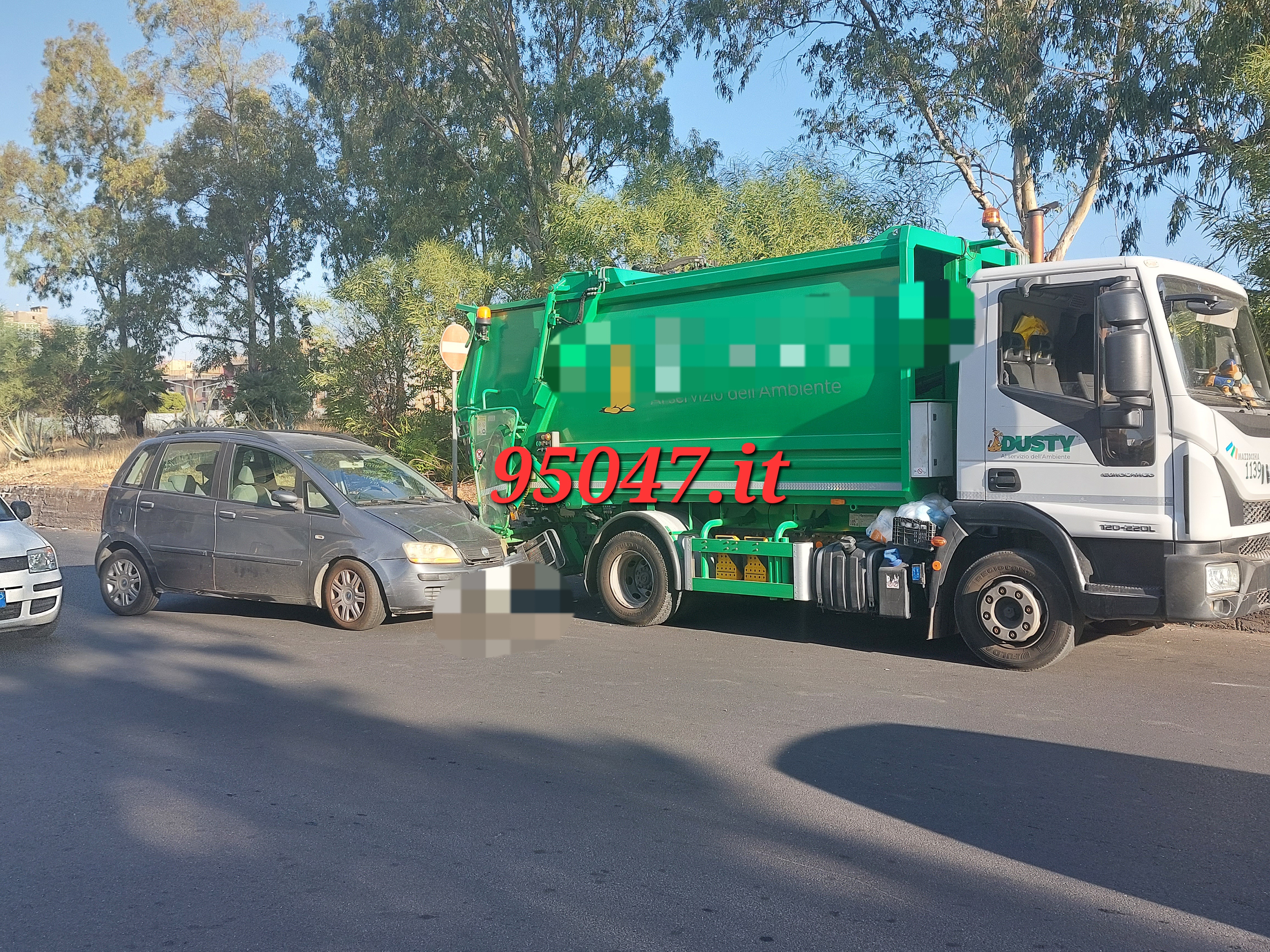 PATERNÒ. INCIDENTE TRA UN'AUTO E UN CAMION DEI RIFIUTI IN VIALE DEI PLATANI
