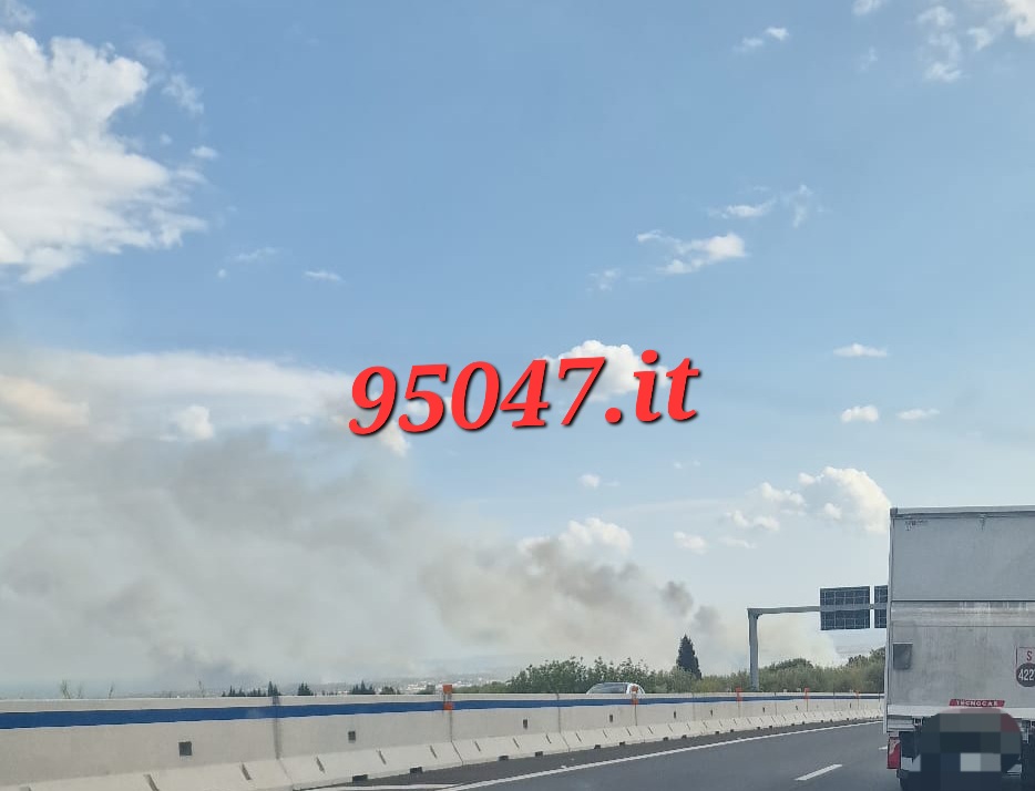 VASTO INCENDIO ALL'OASI DEL SIMETO. IN VIA PRECAUZIONALE ALLERTATO GOMMONE PER EVENTUALE  EVACUAZIONE. RITARDI E DISAGI ALL'AEREPORTO