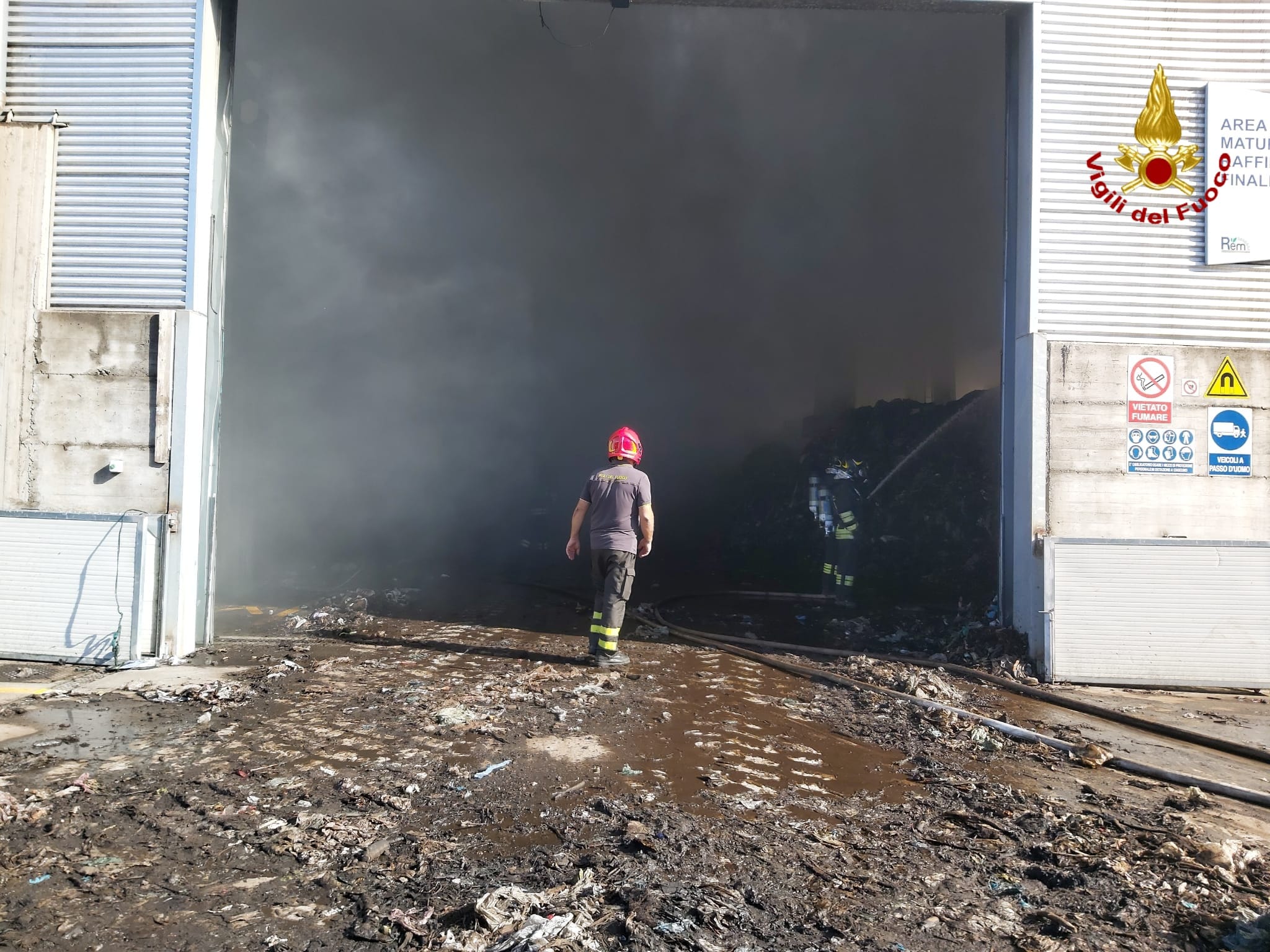 INCENDIO IN UN'AREA DESTINATA AL TRATTAMENTO DI RIFIUTI SOLIDI URBANI NEI PRESSI DI SIGONELLA