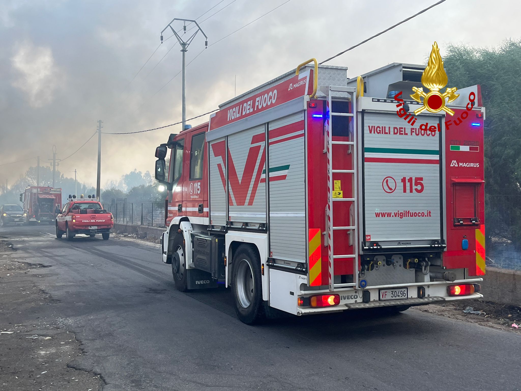 VASTO INCENDIO ALL'OASI DEL SIMETO. IN VIA PRECAUZIONALE ALLERTATO GOMMONE PER EVENTUALE  EVACUAZIONE. RITARDI E DISAGI ALL'AEREPORTO
