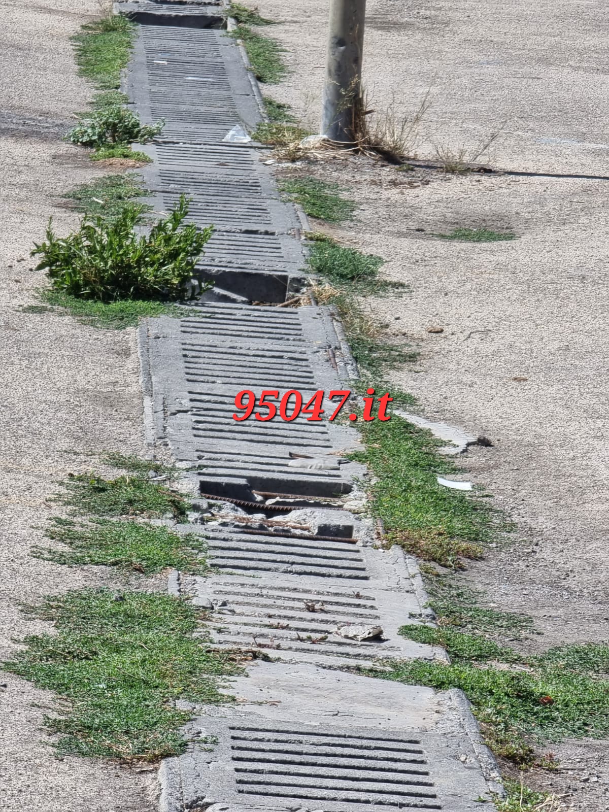 PATERNO’: AUTO INCASTRATA IN UN TOMBINO PER LA GRATA ROTTA