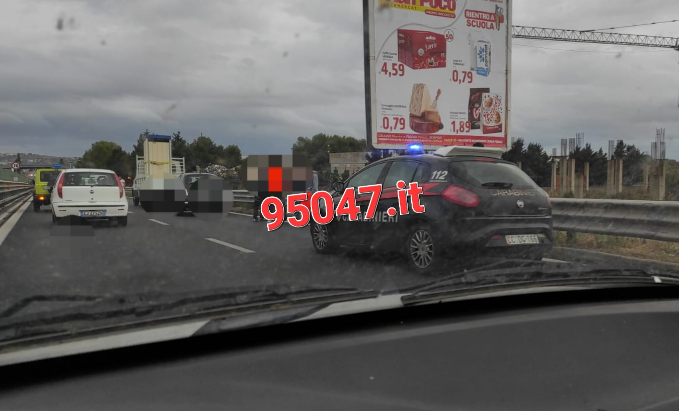 CAMION PERDE CARICO SULLA SS121, TRAFFICO BLOCCATO E LUNGHE CODE IN DIREZIONE CATANIA